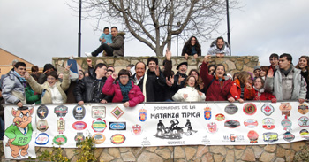 Los matanceros de hacen una foto con los jóvenes de AVIVA.